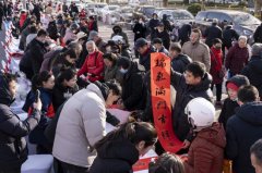 楹联书写区是现场当之无愧的“人气打卡点”