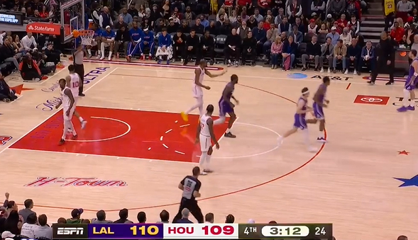 东契奇第四节高难度三分锁定胜局 火箭力克湖人