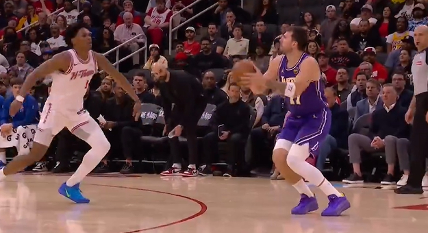 东契奇第四节高难度三分锁定胜局 火箭力克湖人