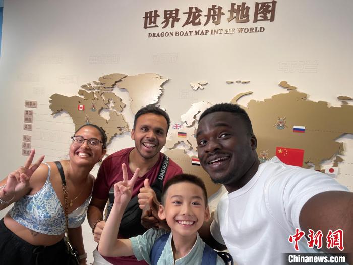 国际友人阿达化身龙舟文化讲解员 深度解读跨文