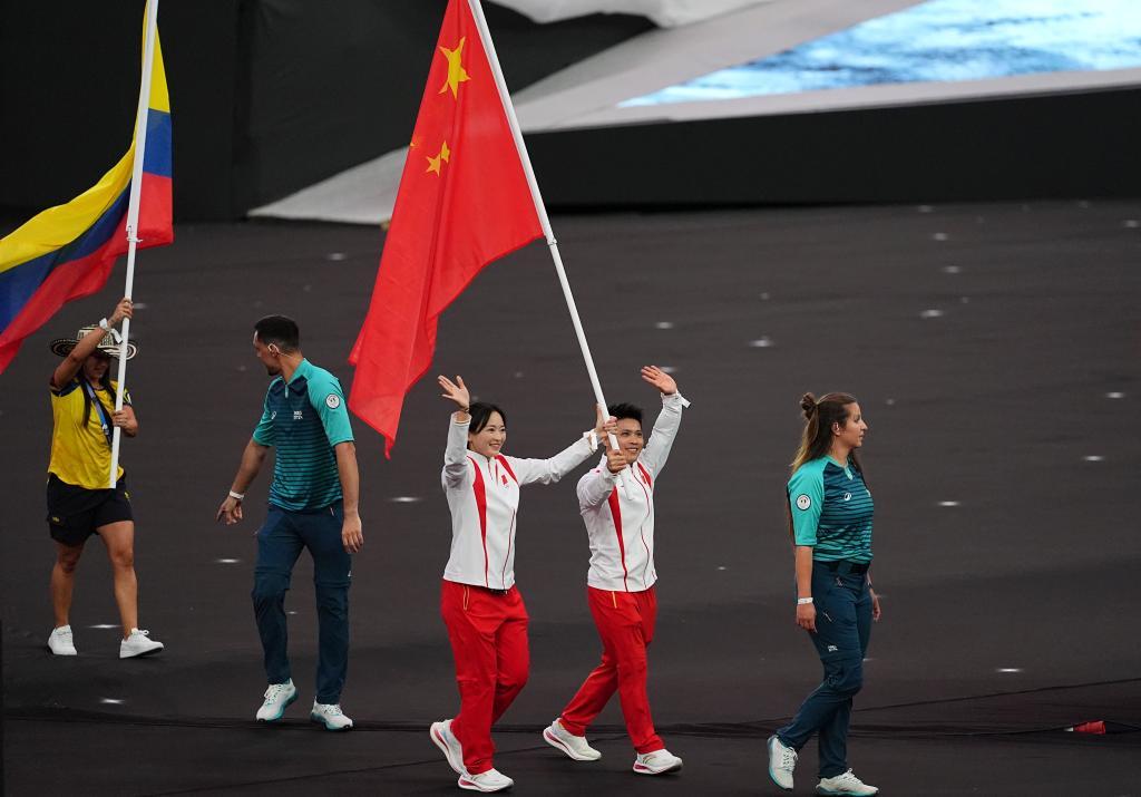 巴黎奥运闭幕式中国代表团荣耀登场 曲棍球队银