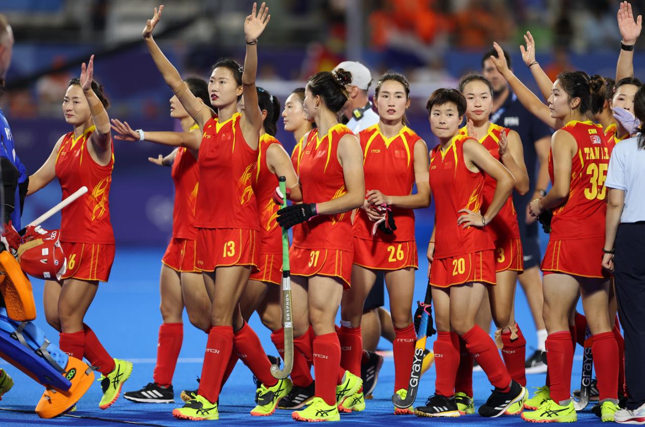 巴黎奥运闭幕式中国代表团荣耀登场 曲棍球队银