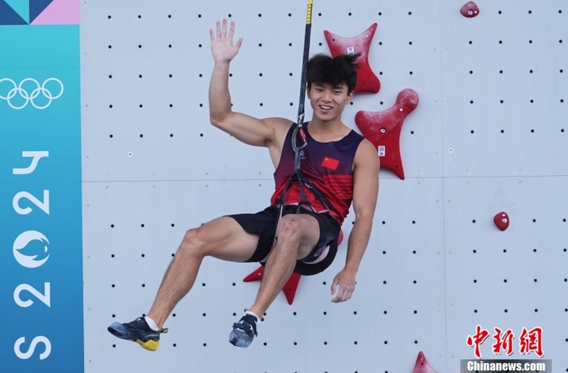 巴黎奥运闭幕式中国代表团荣耀登场 曲棍球队银