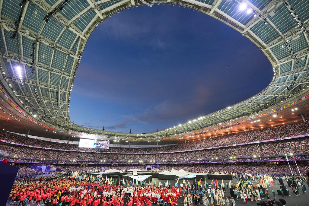 巴黎奥运闭幕式中国代表团荣耀登场 曲棍球队银