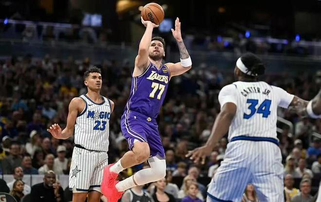 湖人9连胜收官战险胜魔术 肯纳德绝杀成焦点