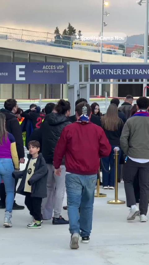 莱万梅开二度助巴萨7-2大胜纽卡，球迷带酒入场