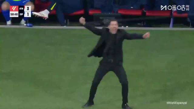 莱万梅开二度助巴萨7-2大胜纽卡，球迷带酒入场