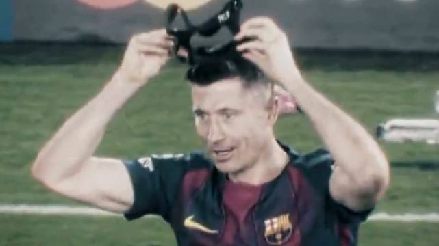 莱万梅开二度助巴萨7-2大胜纽卡，球迷带酒入场