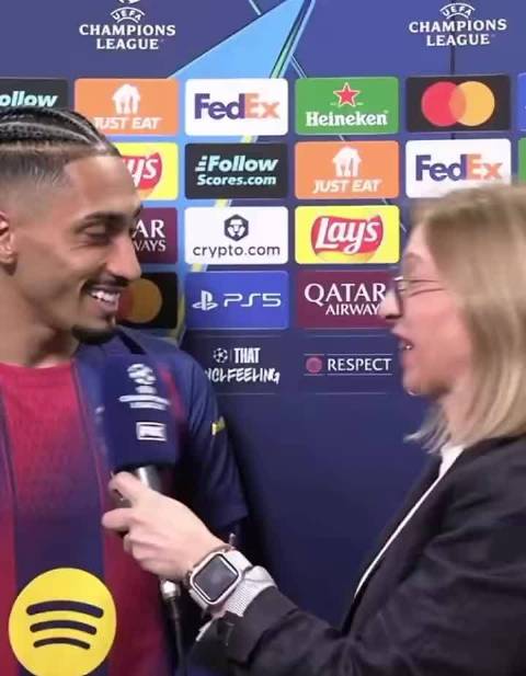 莱万梅开二度助巴萨7-2大胜纽卡，球迷带酒入场