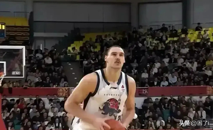 塔克三双独揽36分 广厦主场大胜山东外援配置失