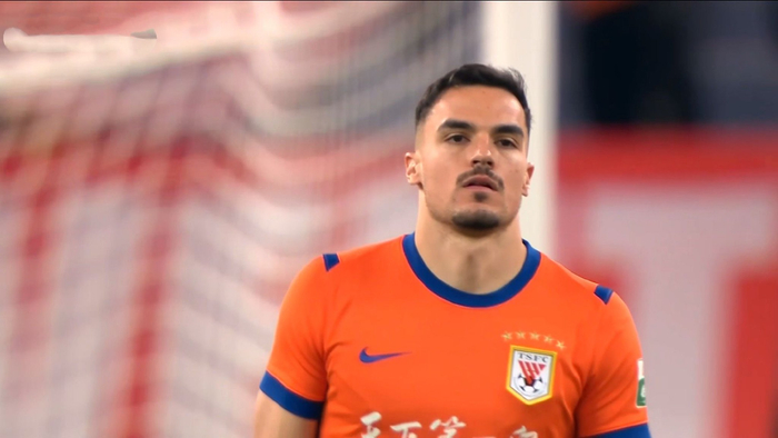 韩鹏三后卫体系引争议 山东泰山连败暴露用人困