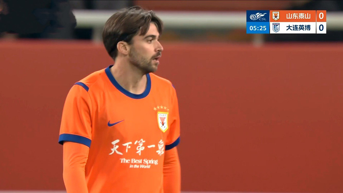 韩鹏三后卫体系引争议 山东泰山连败暴露用人困